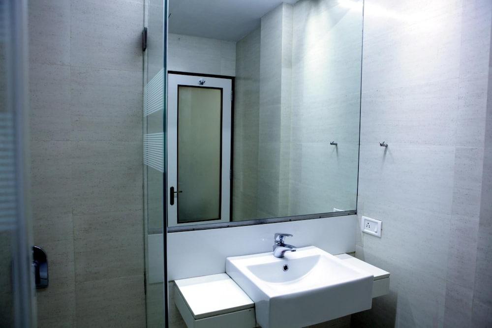 Elphinstone Hotel Мумбай Екстериор снимка