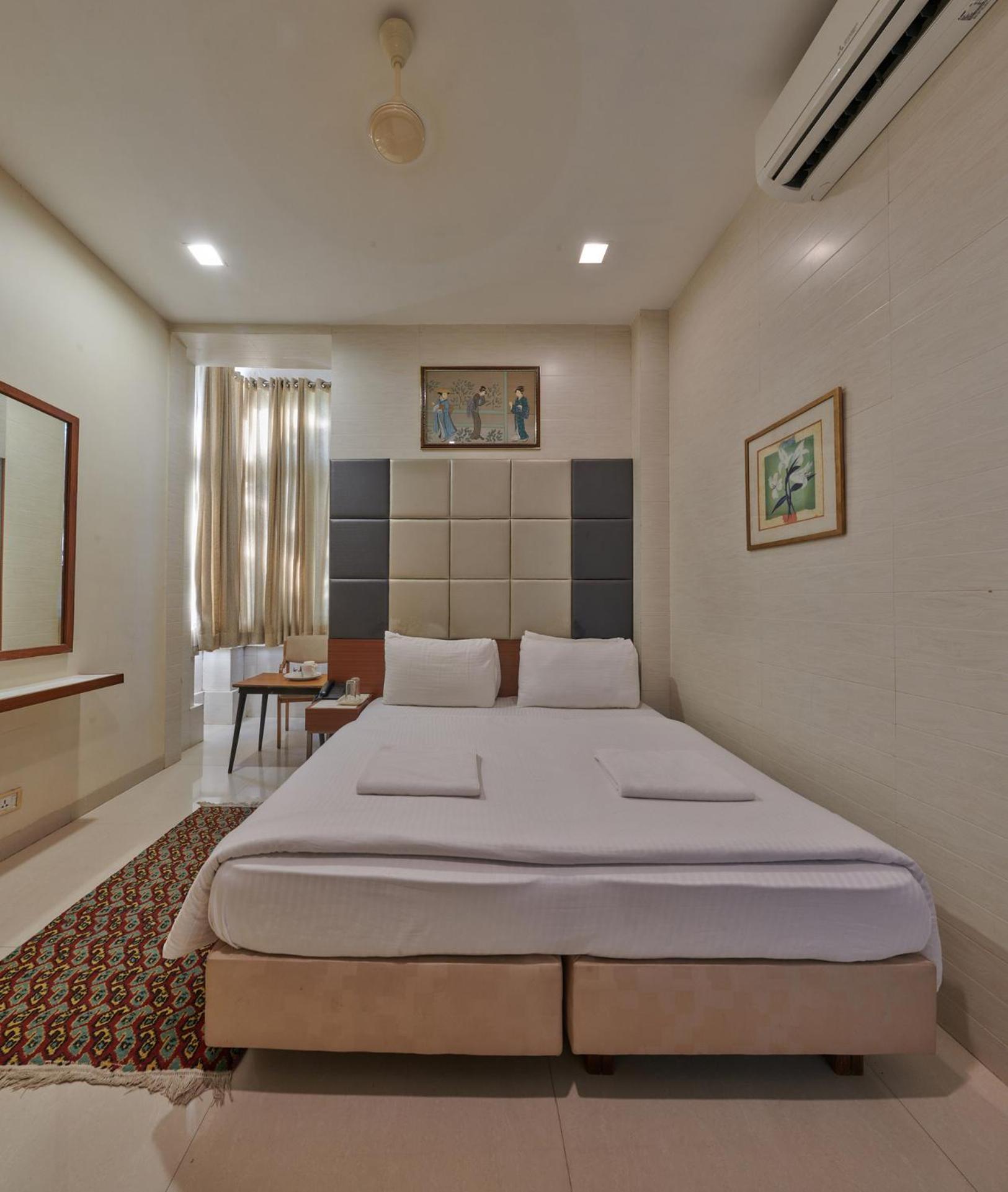 Elphinstone Hotel Мумбай Екстериор снимка